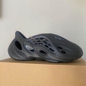 Men’s onyx foam runners - SZ 9